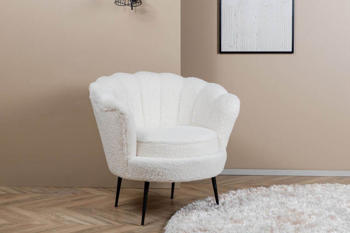 Calais Sessel in Weiss präsentiert im Onlineshop von KAQTU Design AG. Sessel mit Armlehnen ist von Venture Home