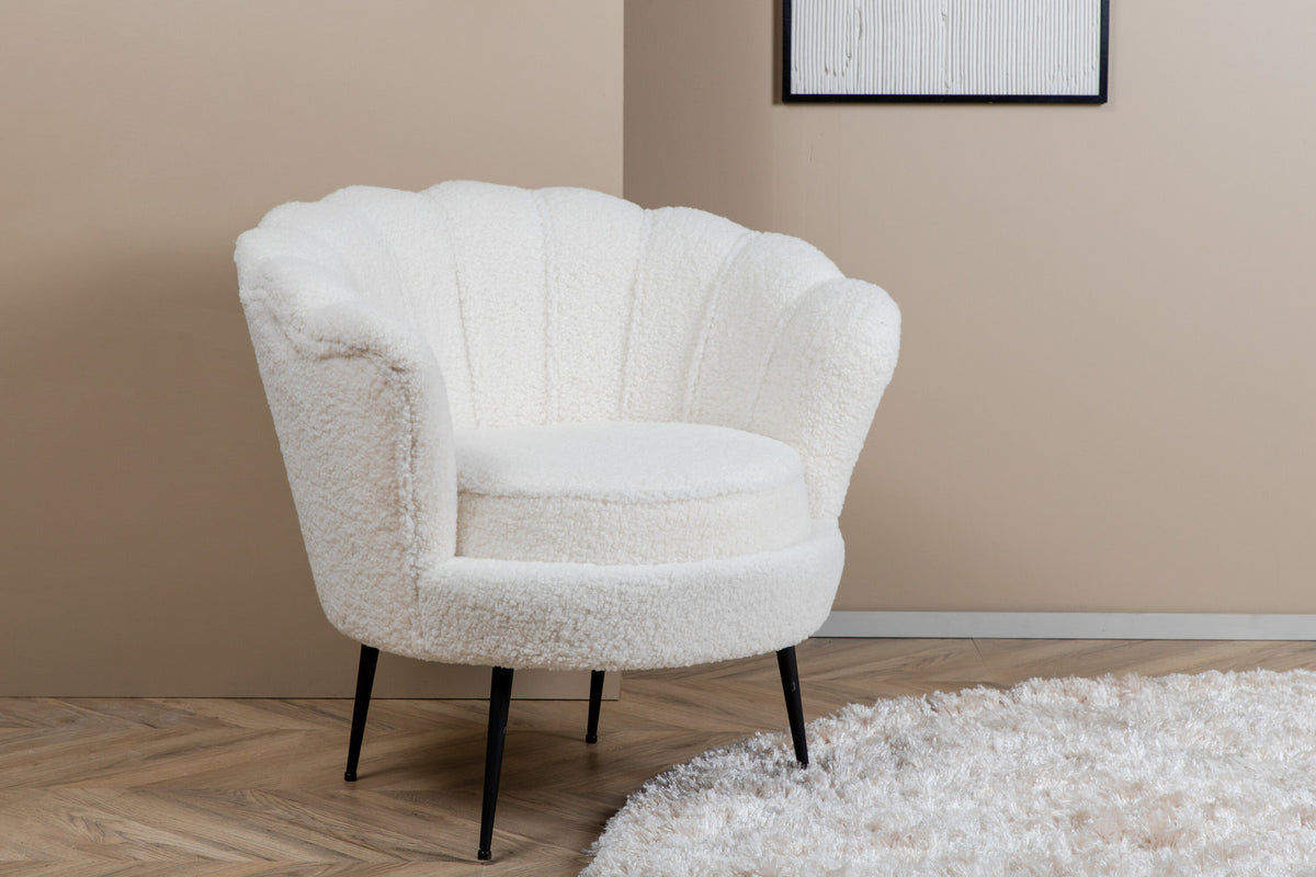 Calais Sessel in Weiss präsentiert im Onlineshop von KAQTU Design AG. Sessel mit Armlehnen ist von Venture Home