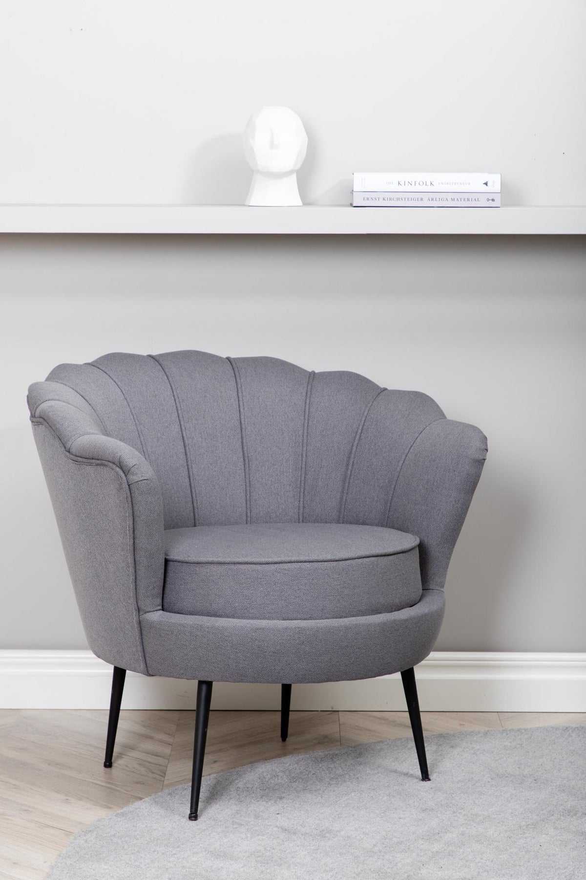 Calais Sessel in Grau präsentiert im Onlineshop von KAQTU Design AG. Sessel mit Armlehnen ist von Venture Home