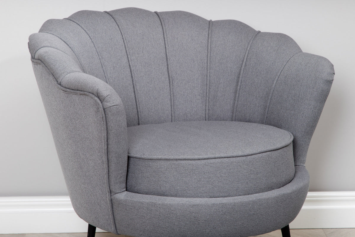 Calais Sessel in Grau präsentiert im Onlineshop von KAQTU Design AG. Sessel mit Armlehnen ist von Venture Home