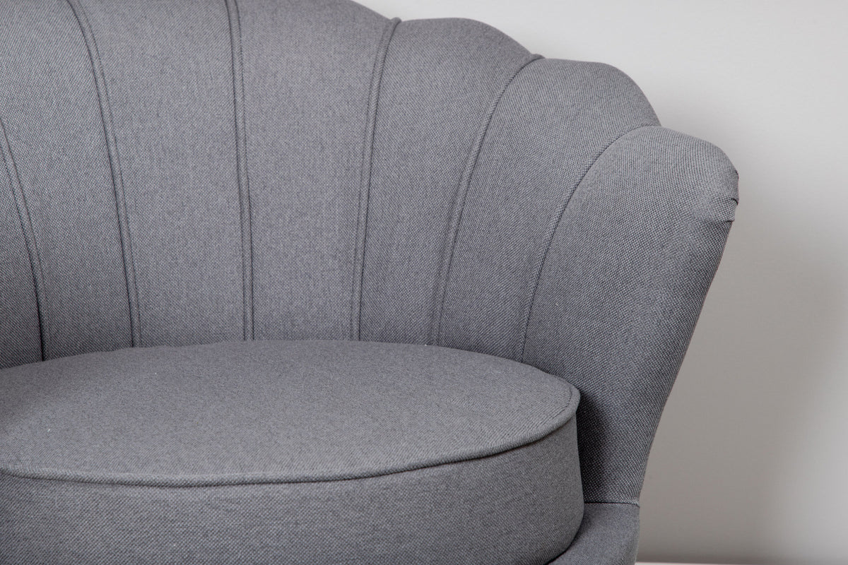 Calais Sessel in Grau präsentiert im Onlineshop von KAQTU Design AG. Sessel mit Armlehnen ist von Venture Home