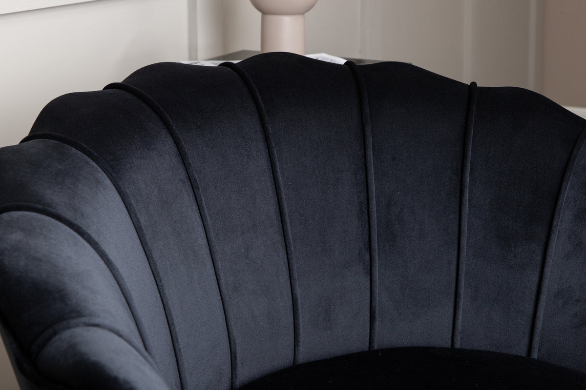 Calais Sessel in Schwarz präsentiert im Onlineshop von KAQTU Design AG. Sessel mit Armlehnen ist von Venture Home
