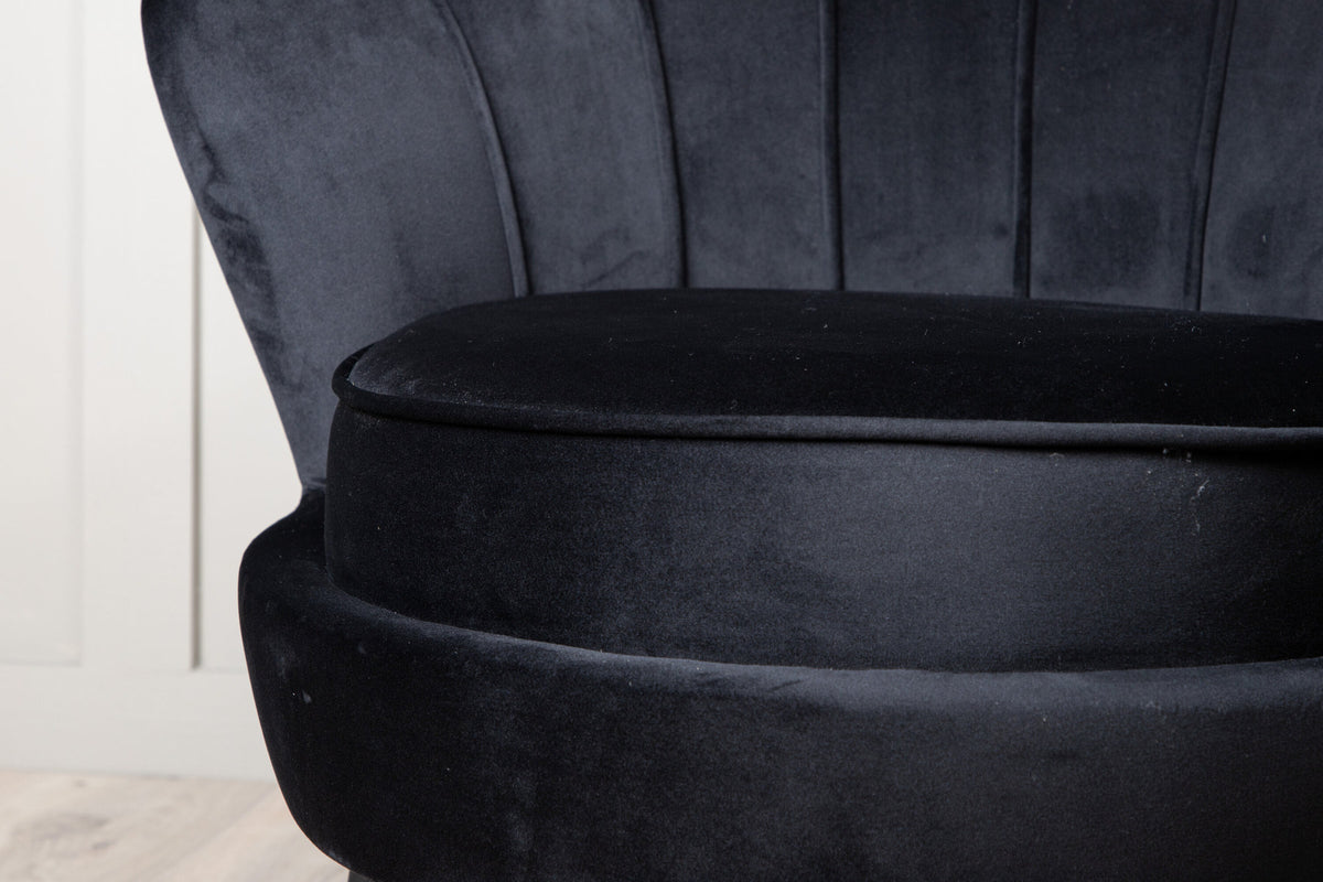 Calais Sessel in Schwarz präsentiert im Onlineshop von KAQTU Design AG. Sessel mit Armlehnen ist von Venture Home