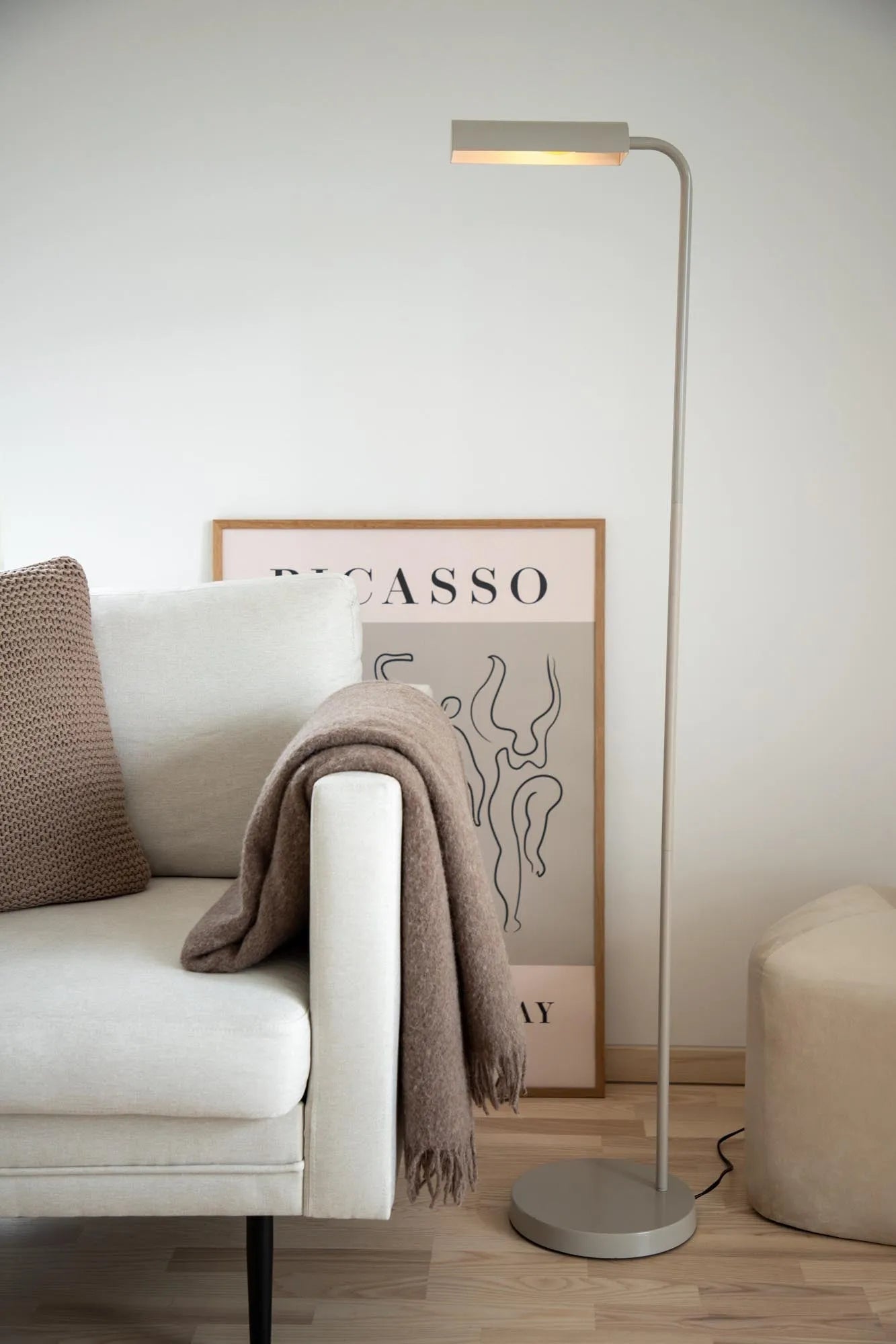 Die Harmonica Stehleuchte von Venture Home: Elegantes Design in Beige, ideal für skandinavische und minimalistische Räume.