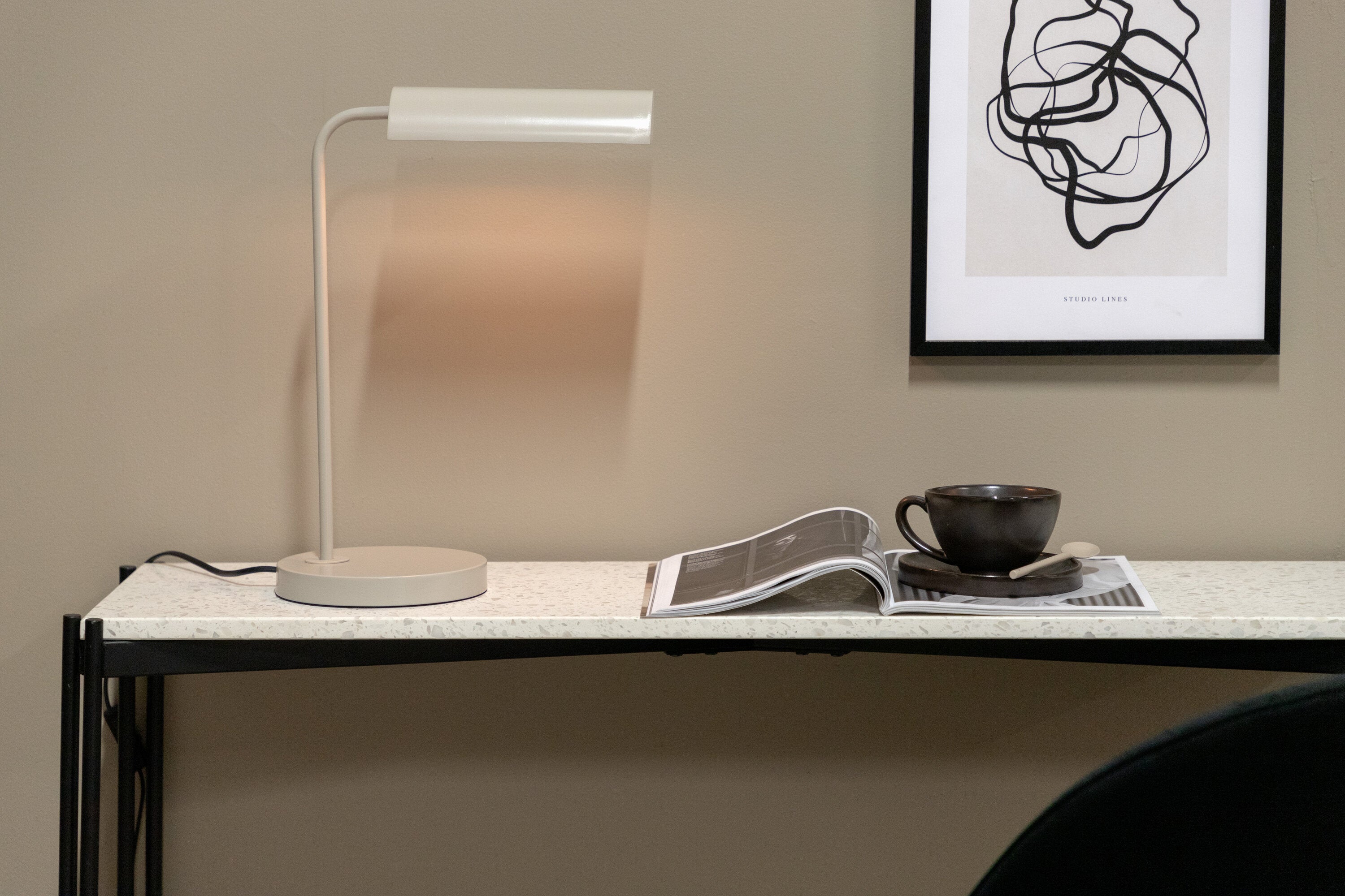 Harmonica Tischleuchte in Beige präsentiert im Onlineshop von KAQTU Design AG. Tischleuchte ist von Venture Home