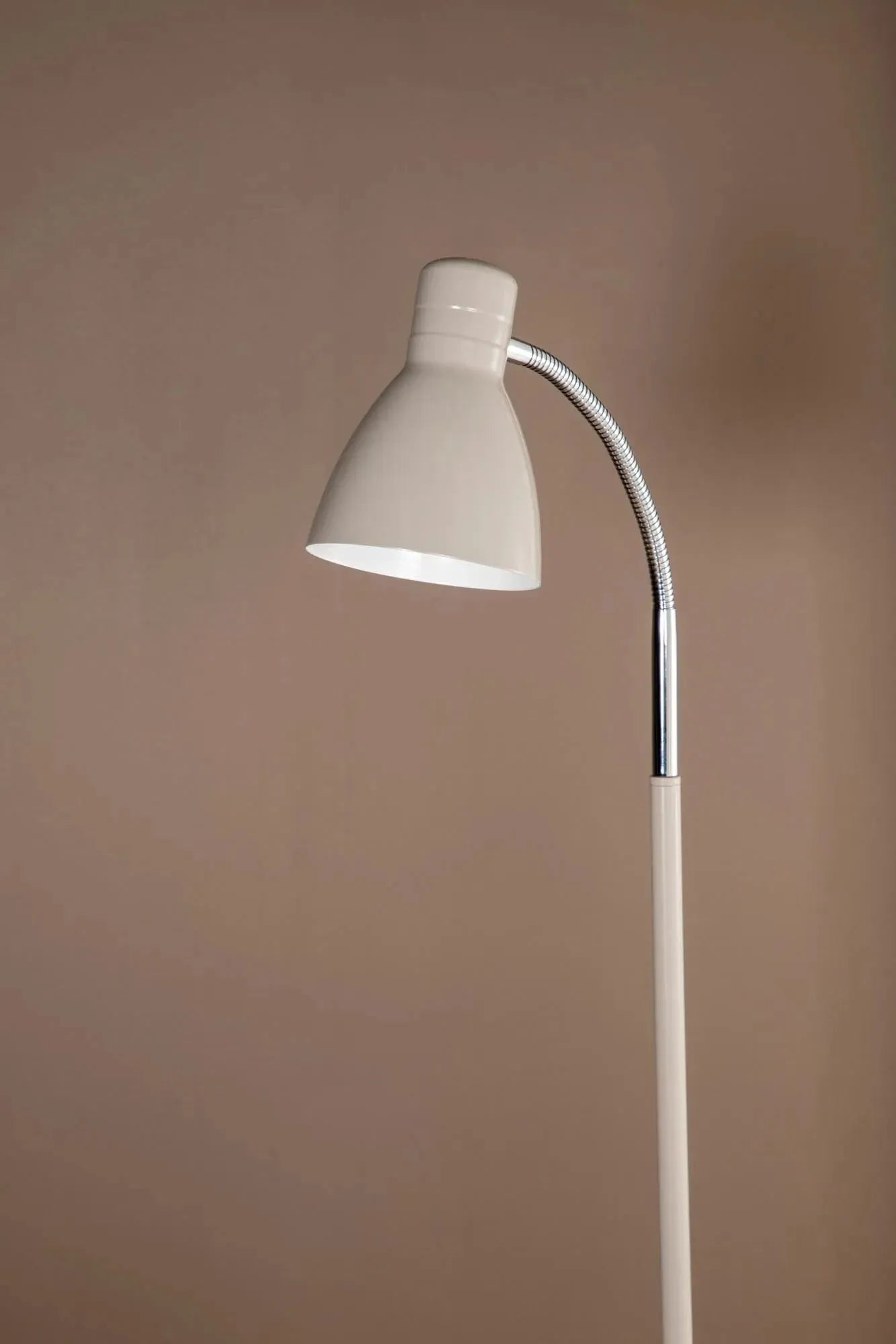 Moderne Lina Stehleuchte von Venture Home für zeitlose Eleganz.
