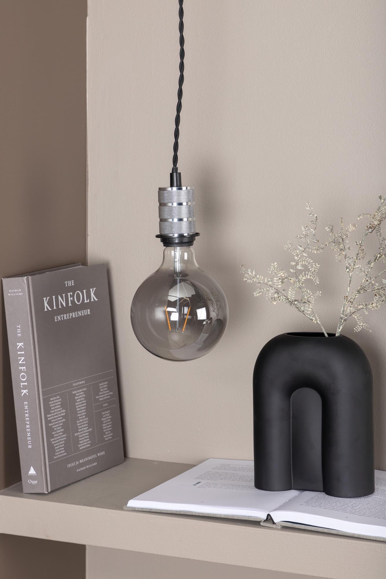 Entdecken Sie die Line Pendelleuchte von Venture Home – eine stilvolle Kombination aus modernem Design und funktionaler Eleganz für jeden Raum.