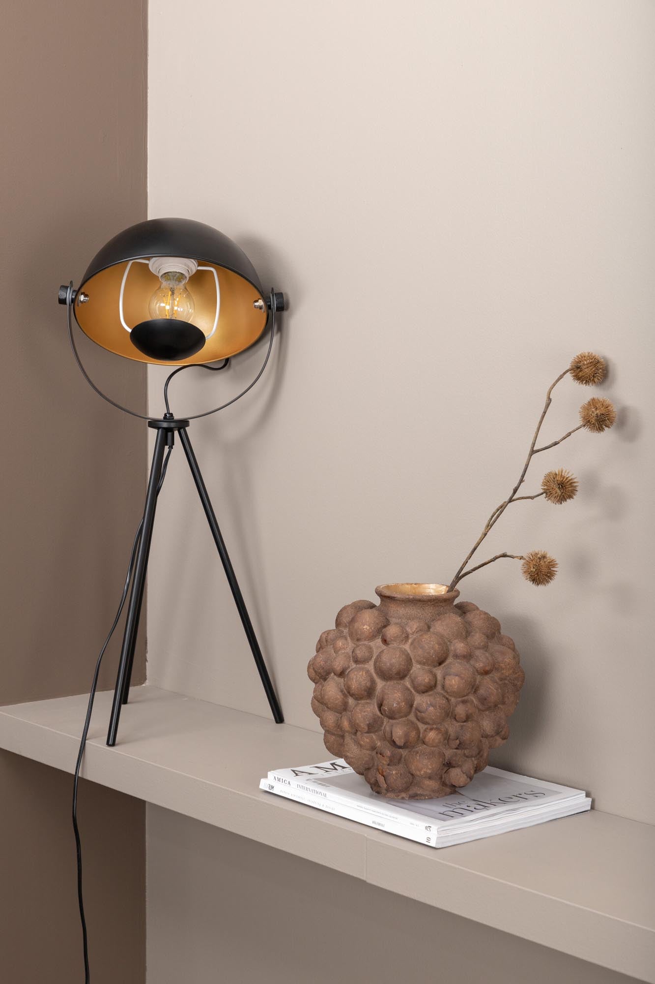 Entdecken Sie die Search Tischleuchte von Venture Home: Hochwertige Materialien, modernes Design und warmes Licht für eine einladende Atmosphäre.