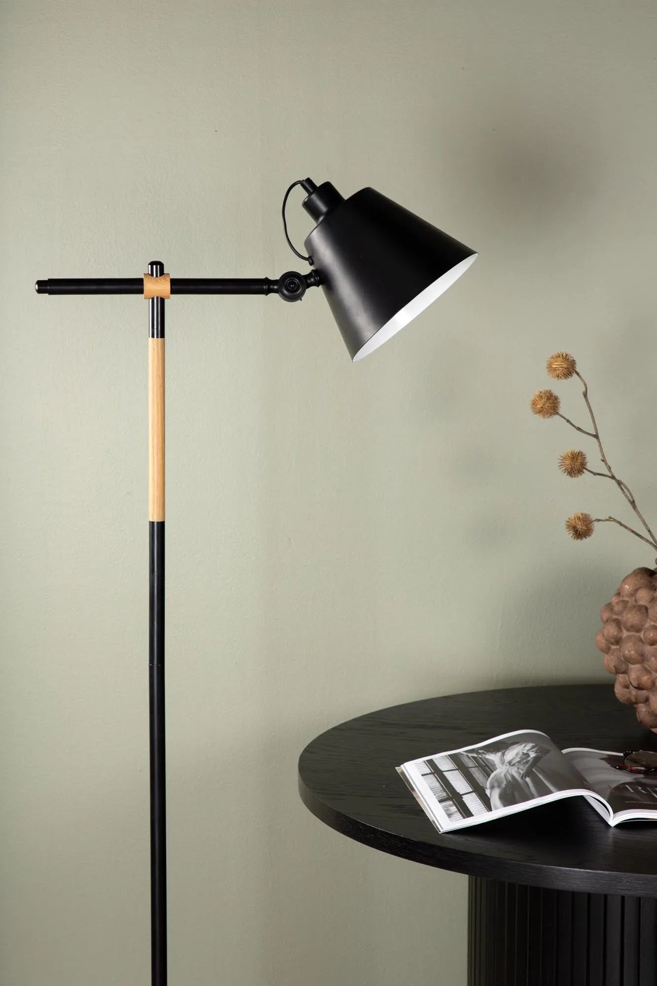 Skott Stehleuchte: Modernes Design trifft auf funktionale Eleganz.