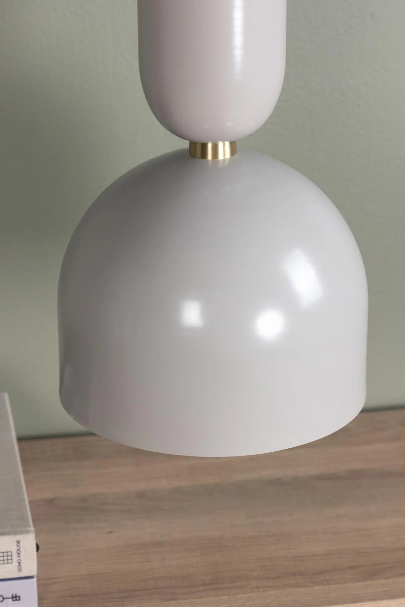 Elegante Tim Pendelleuchte von Venture Home für modernes Ambiente.