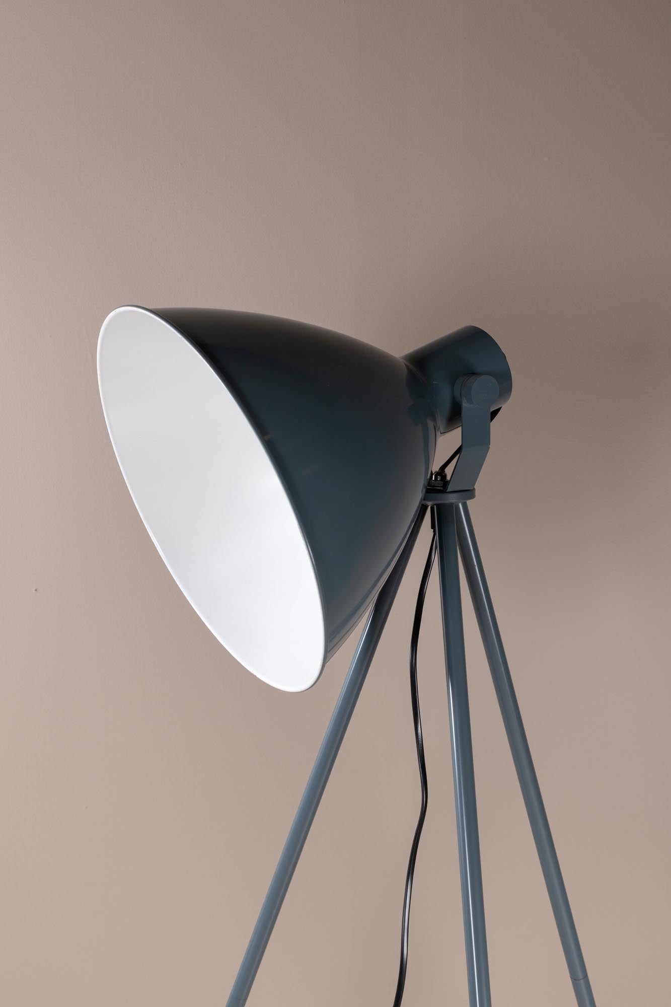 Stilvolle Tiv Stehleuchte von Venture Home mit robustem Stahlgestell und sanften Beigetönen. Perfekt für gemütliche Lichtakzente in jedem Raum.
