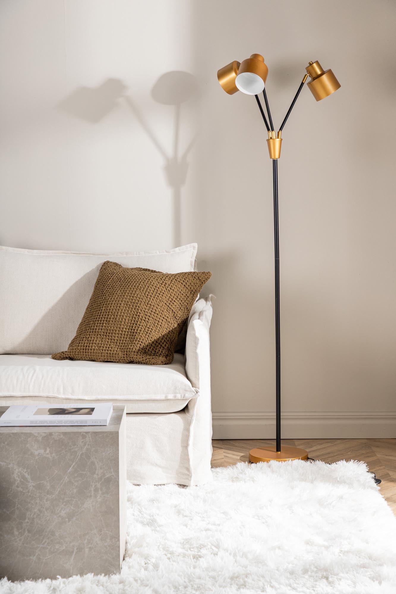 Vifta Stehleuchte in Schwarz präsentiert im Onlineshop von KAQTU Design AG. Stehleuchte ist von Venture Home