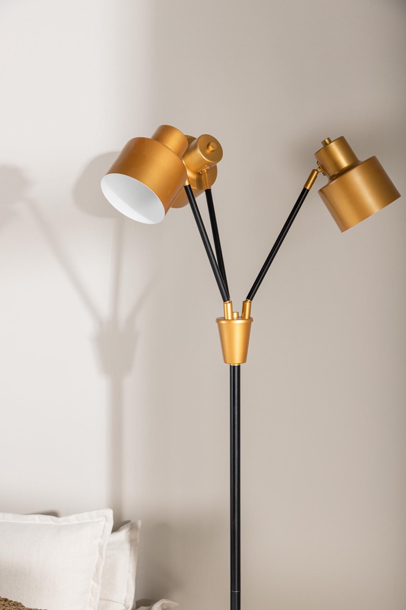 Vifta Stehleuchte in Schwarz präsentiert im Onlineshop von KAQTU Design AG. Stehleuchte ist von Venture Home