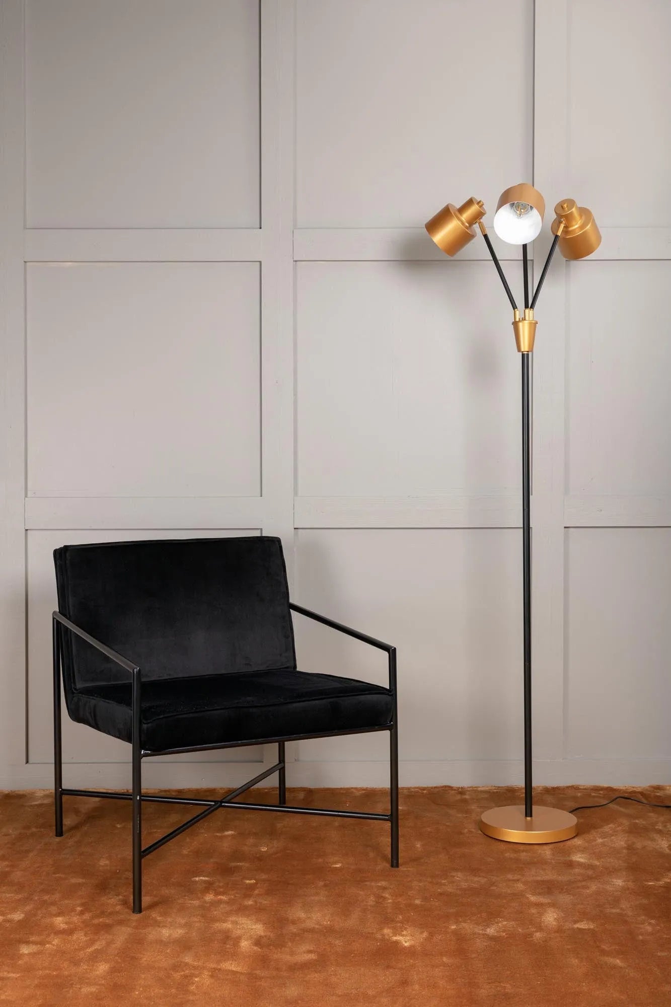Vifta Stehleuchte in Schwarz präsentiert im Onlineshop von KAQTU Design AG. Stehleuchte ist von Venture Home