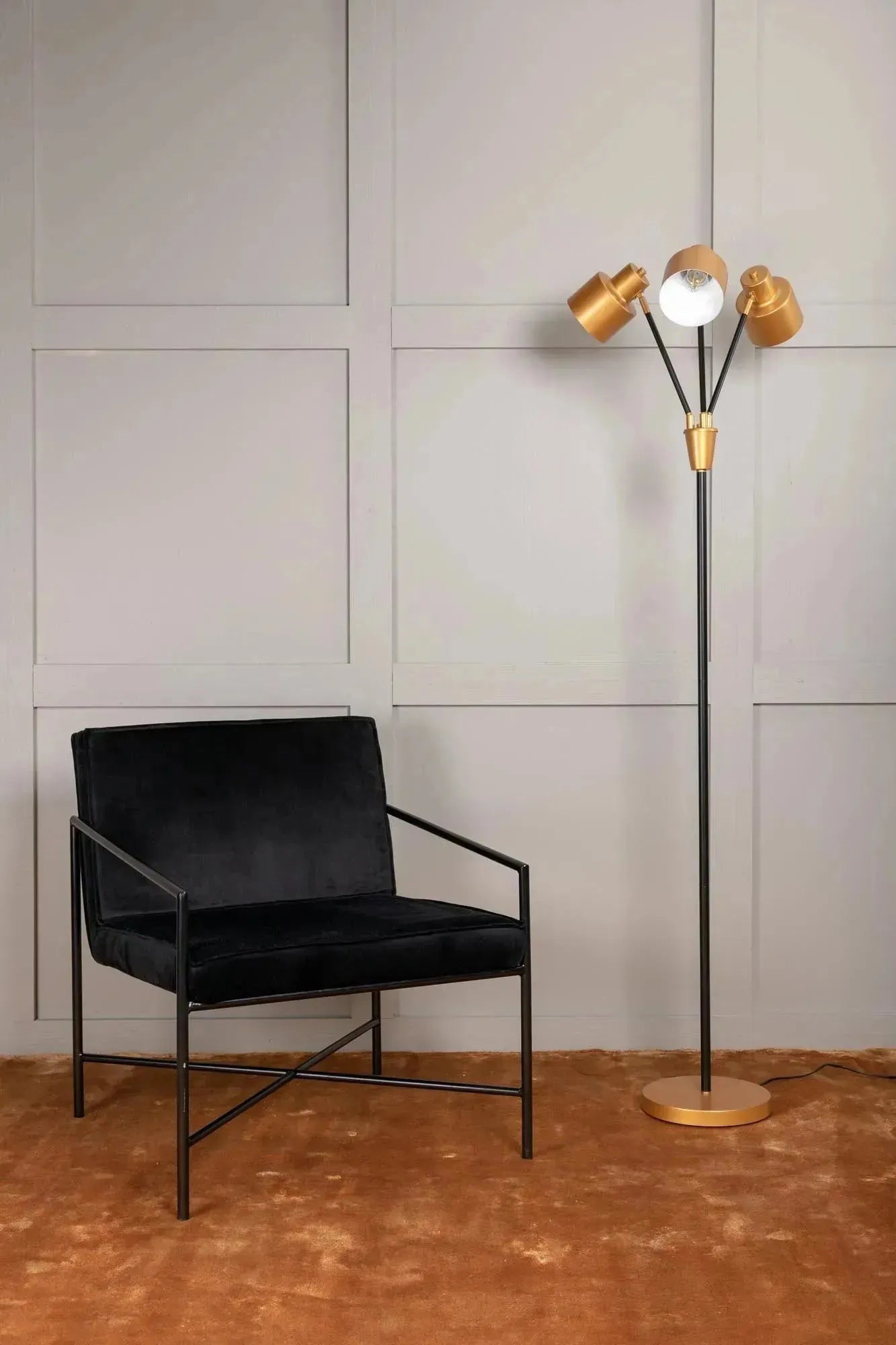Vifta Stehleuchte in Schwarz präsentiert im Onlineshop von KAQTU Design AG. Stehleuchte ist von Venture Home
