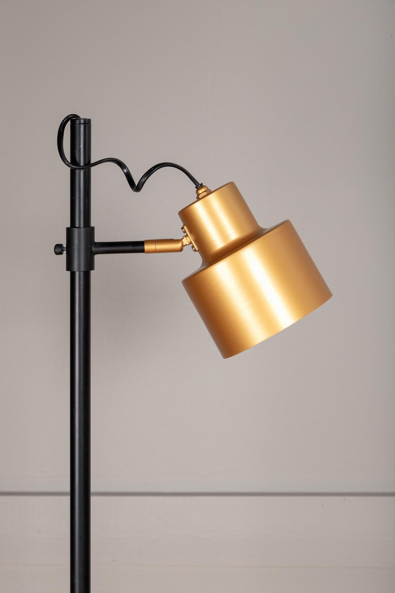Vifta Stehleuchte in Schwarz präsentiert im Onlineshop von KAQTU Design AG. Stehleuchte ist von Venture Home