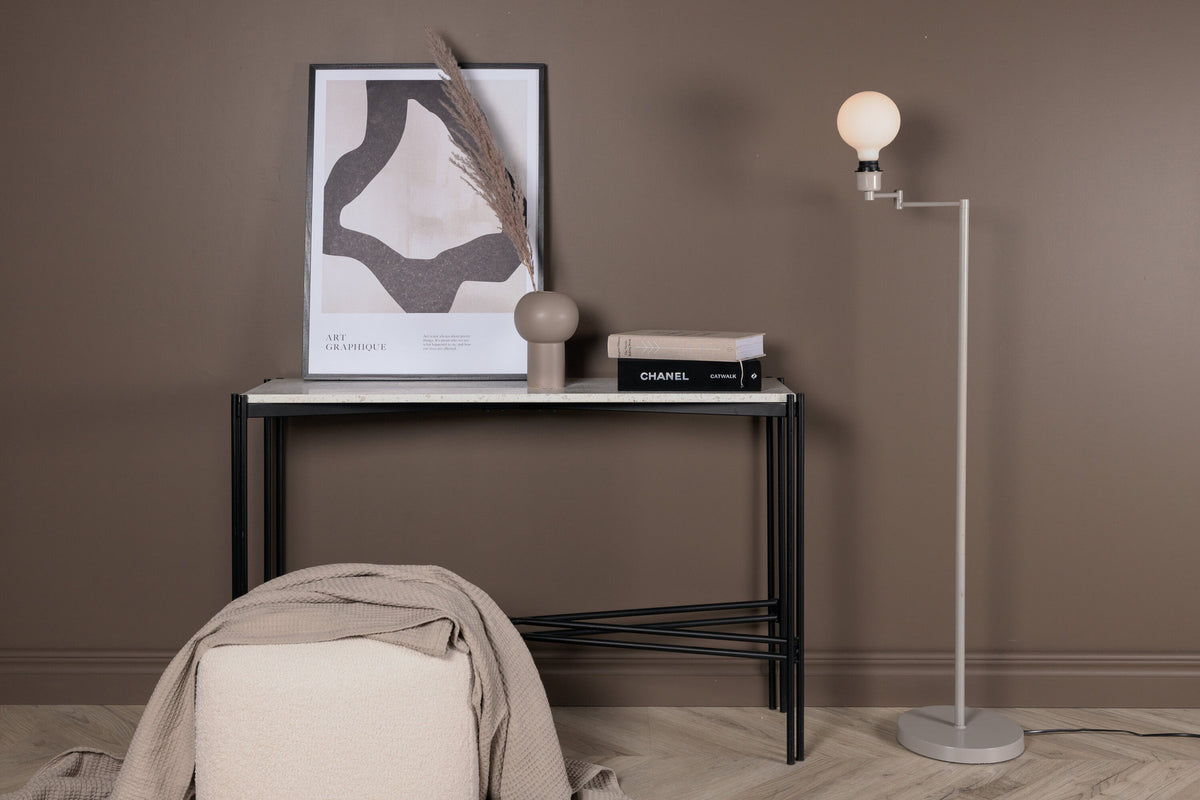 Virro Stehleuchte in Beige präsentiert im Onlineshop von KAQTU Design AG. Stehleuchte ist von Venture Home