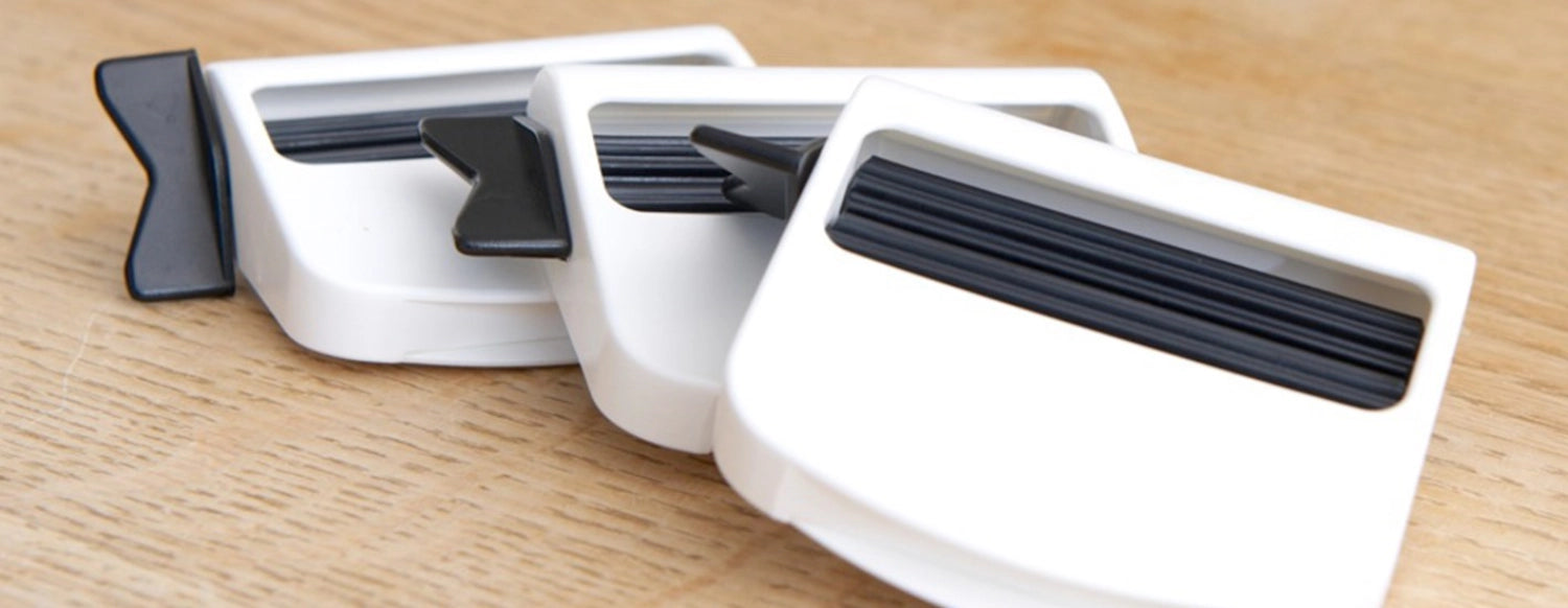 Tubfix Tubenpresse weiss, 11x9x3 cm in Weiss präsentiert im Onlineshop von KAQTU Design AG. Küchenhelfer ist von Tubfix