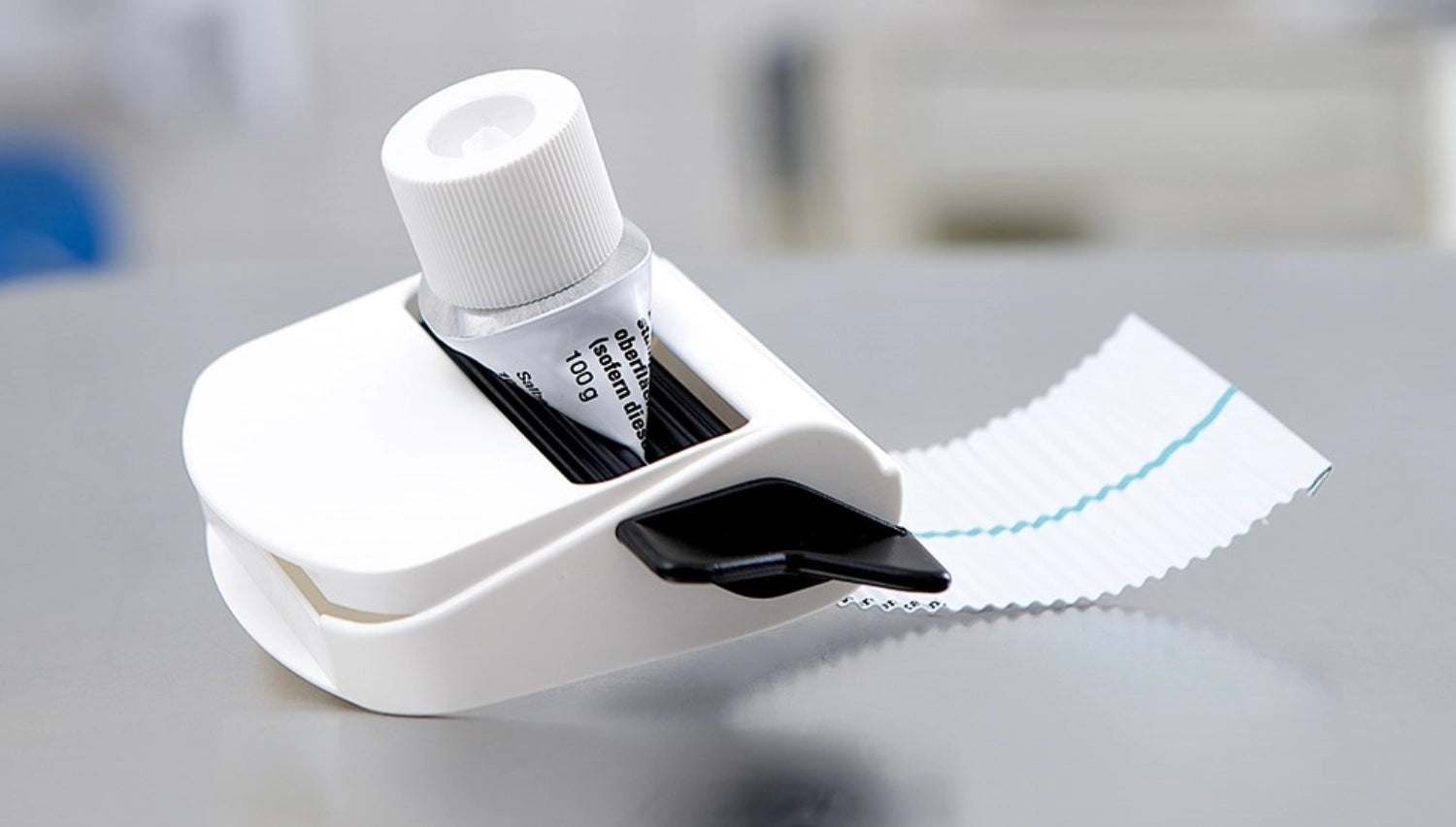 Tubfix Tubenpresse weiss, 11x9x3 cm in Weiss präsentiert im Onlineshop von KAQTU Design AG. Küchenhelfer ist von Tubfix