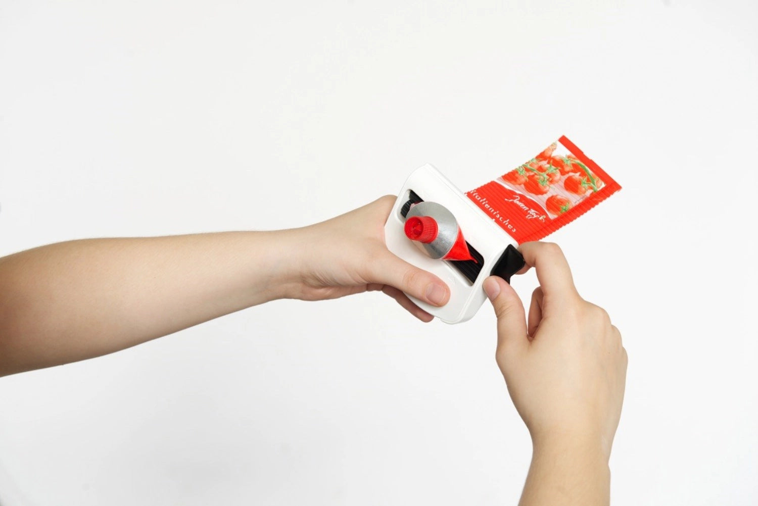 Tubfix Tubenpresse weiss, 11x9x3 cm in Weiss präsentiert im Onlineshop von KAQTU Design AG. Küchenhelfer ist von Tubfix