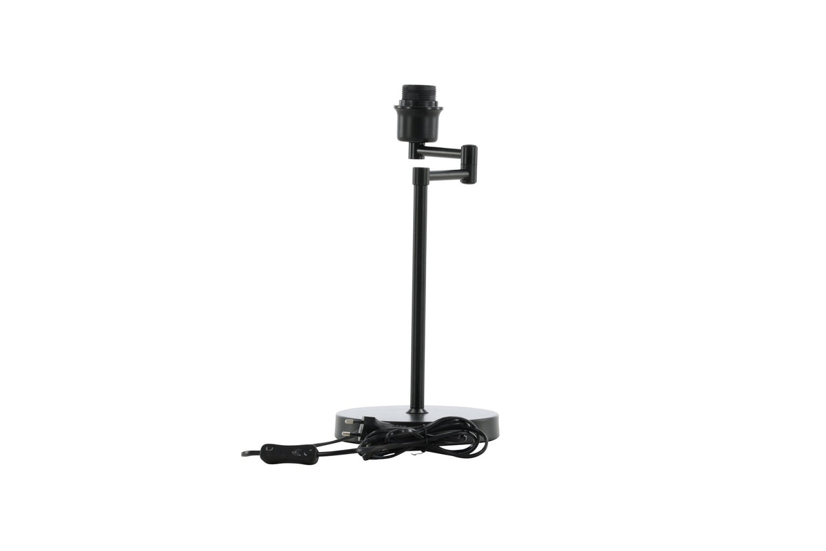 Schwarze Virro Tischleuchte aus PVC und Stahl mit verstellbarem Ständer und offen sichtbarer Glühbirne, freistehend fotografiert.
