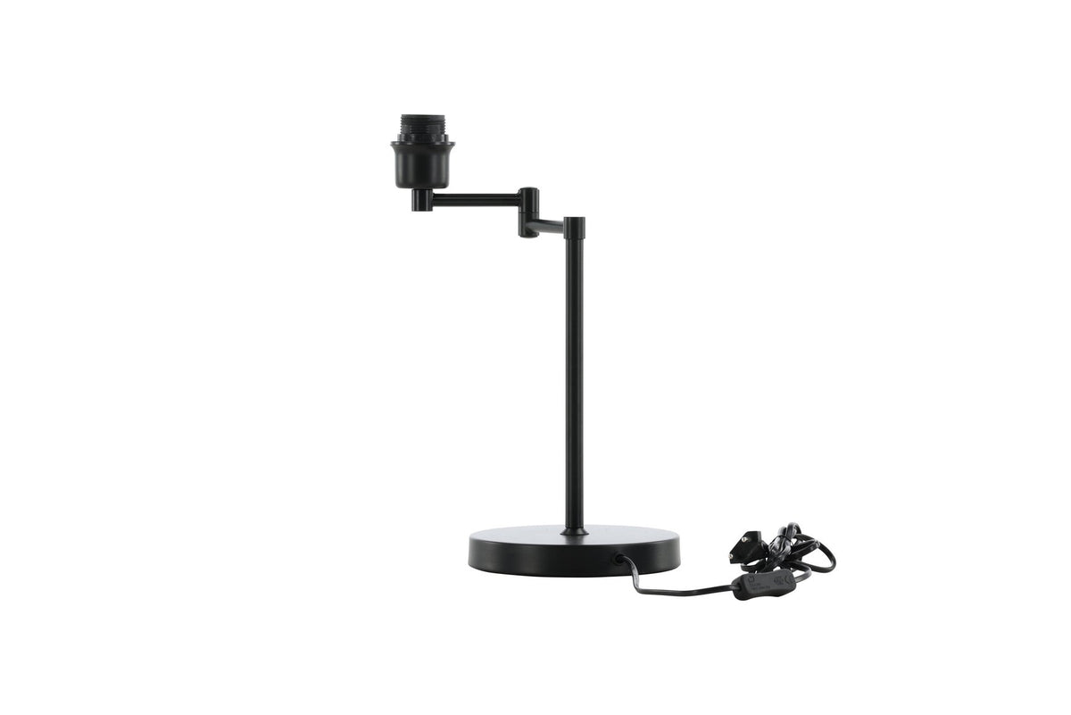 Schwarze Virro Tischleuchte aus PVC und Stahl mit verstellbarem Ständer und offen sichtbarer Glühbirne, freistehend fotografiert.
