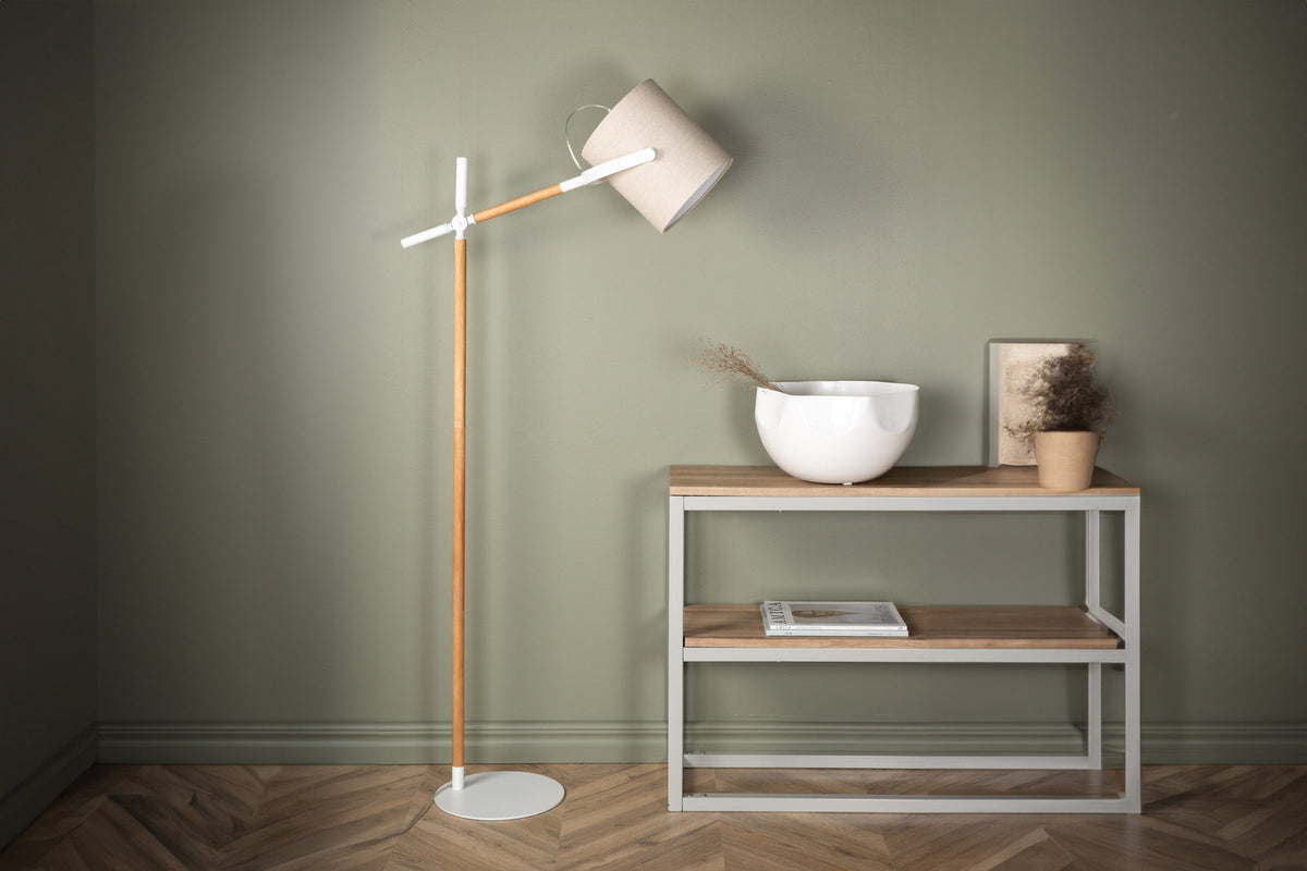 Dennis Stehleuchte in Weiss präsentiert im Onlineshop von KAQTU Design AG. Stehleuchte ist von Venture Home