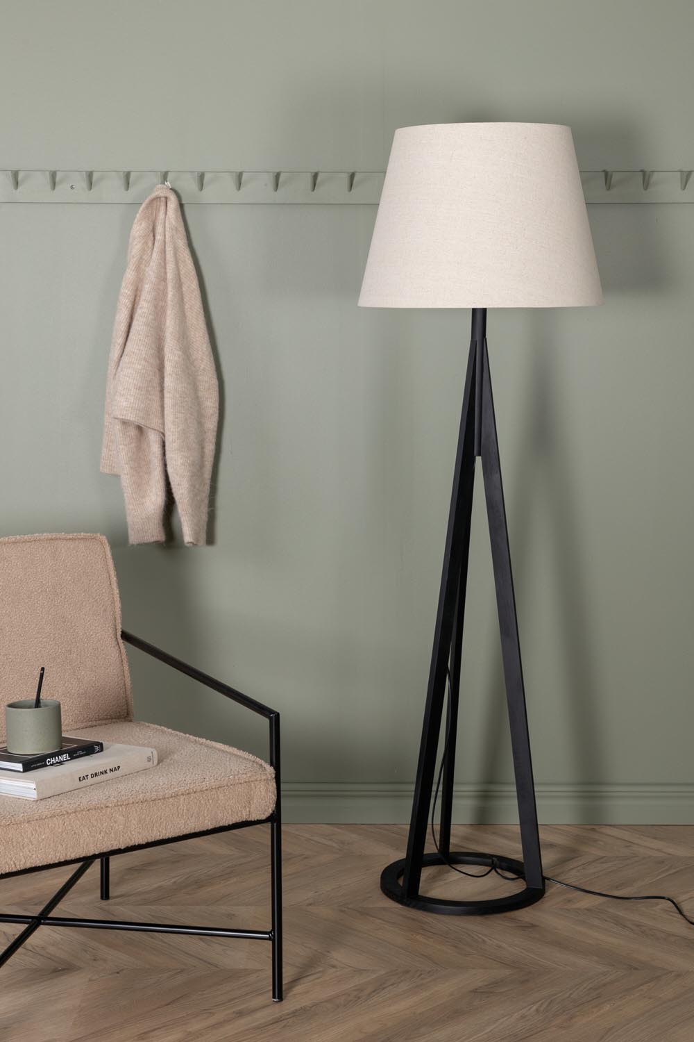 Kona Stehleuchte in Schwarz präsentiert im Onlineshop von KAQTU Design AG. Stehleuchte ist von Venture Home