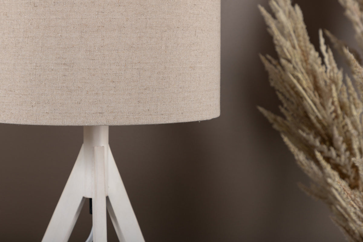 Kona Tischleuchte in Weiss präsentiert im Onlineshop von KAQTU Design AG. Tischleuchte ist von Venture Home