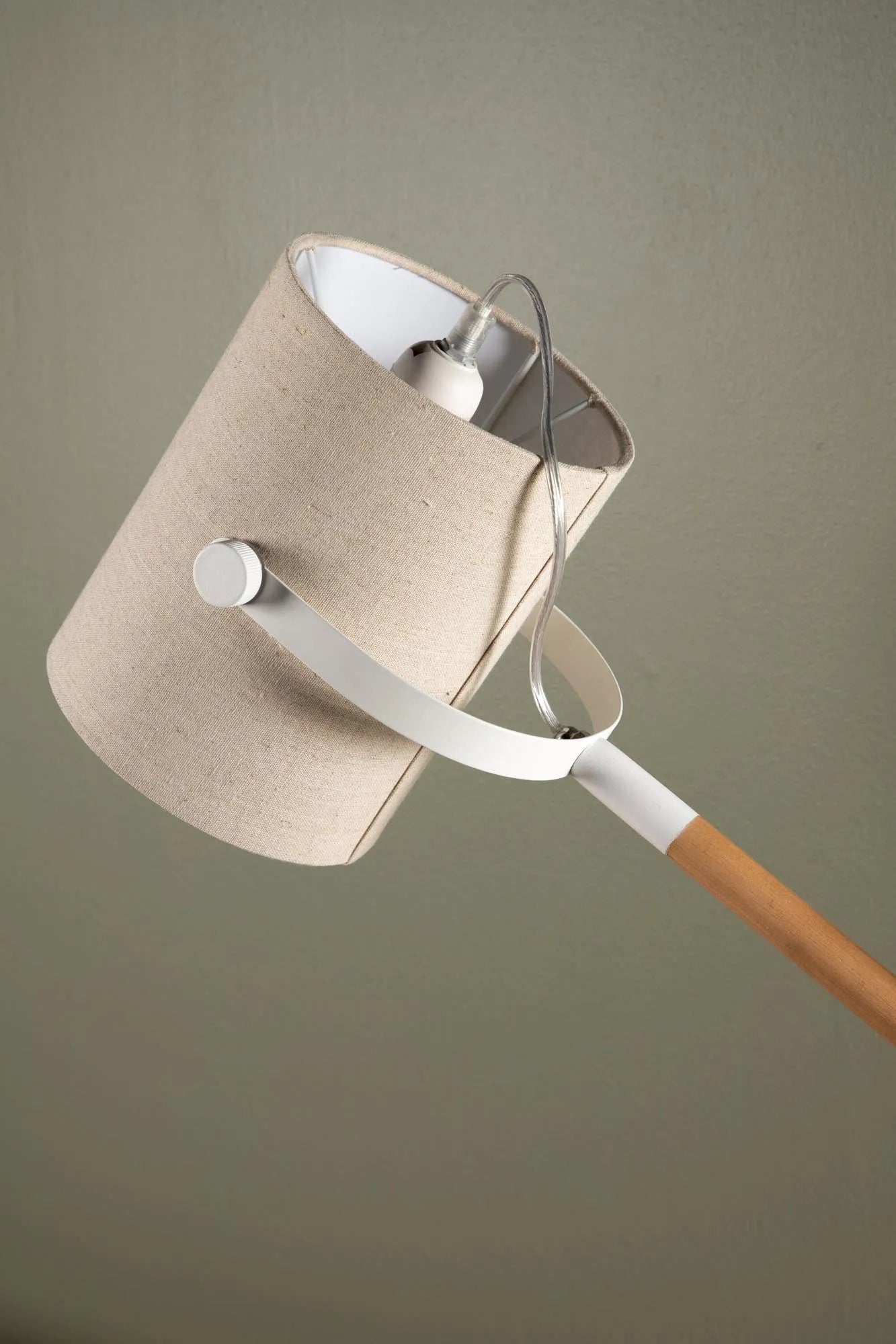 Stilvolle Dennis Tischleuchte von Venture Home in edlem Beige.