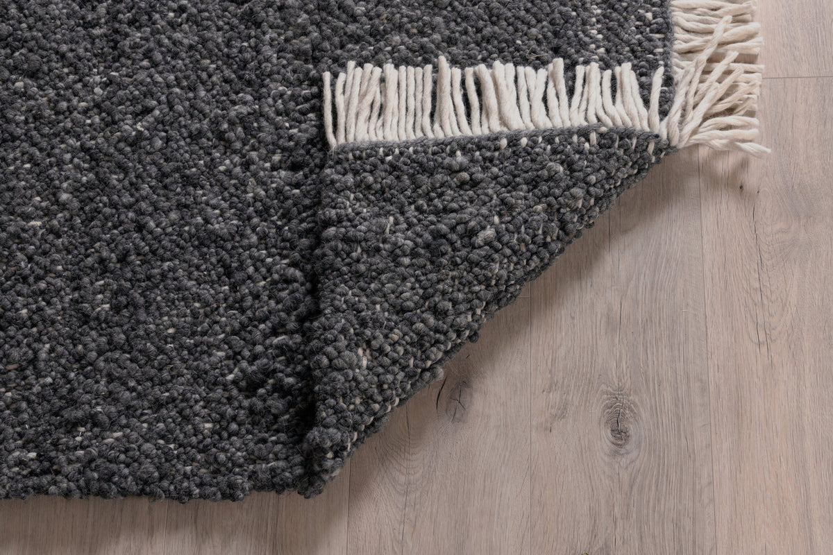 Betina Teppich in Grau präsentiert im Onlineshop von KAQTU Design AG. Teppich ist von Venture Home