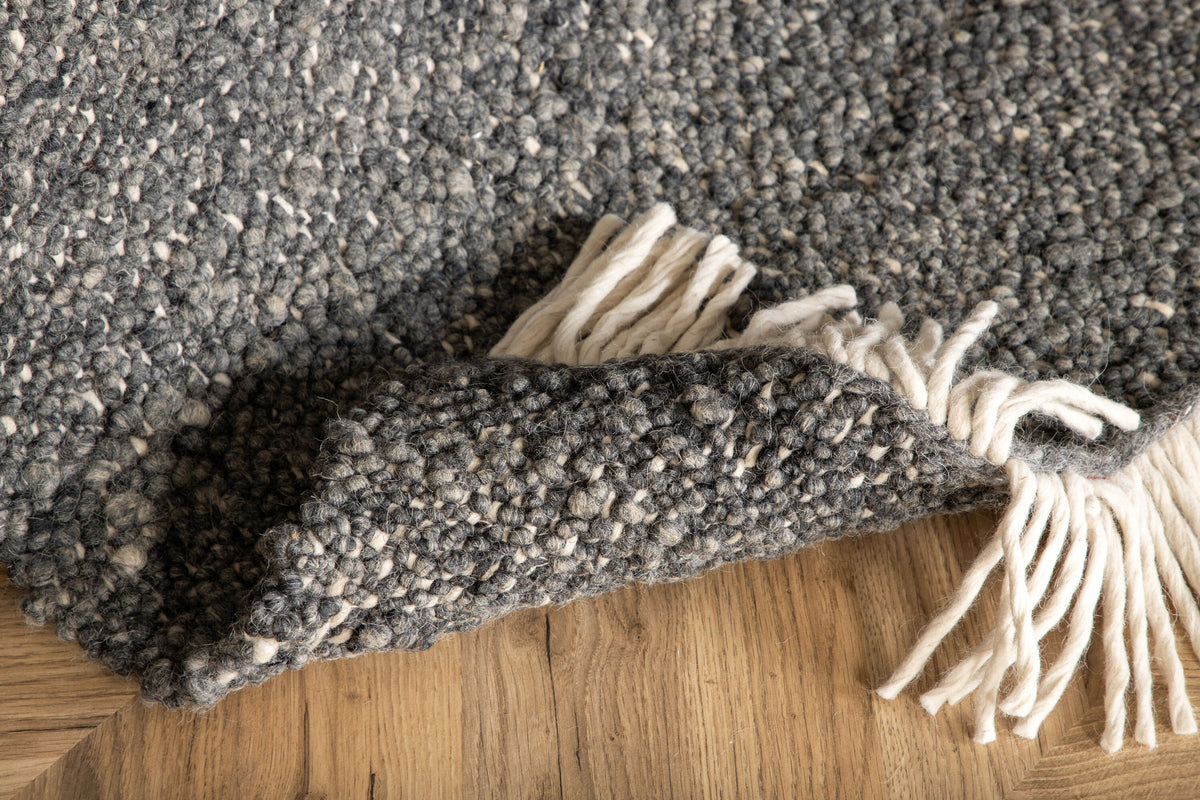 Betina Teppich in Grau präsentiert im Onlineshop von KAQTU Design AG. Teppich ist von Venture Home