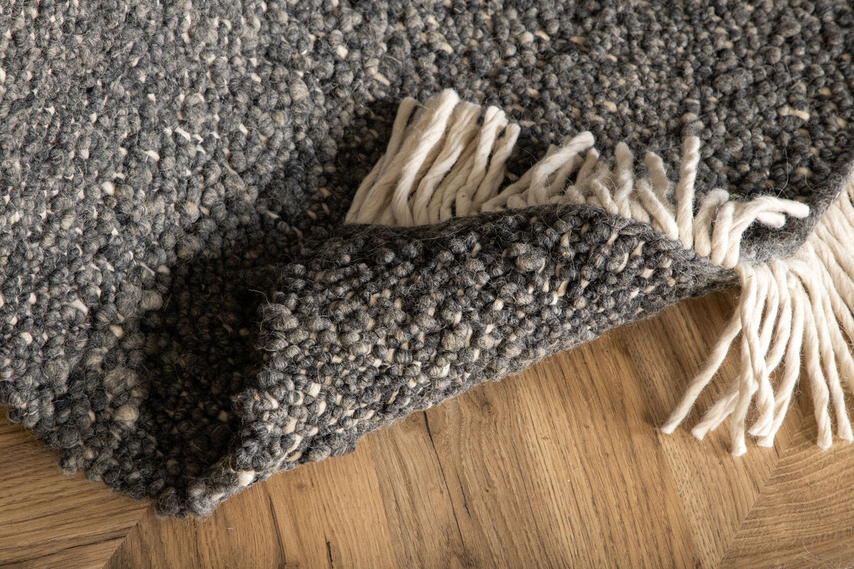 Betina Teppich in Grau präsentiert im Onlineshop von KAQTU Design AG. Teppich ist von Venture Home