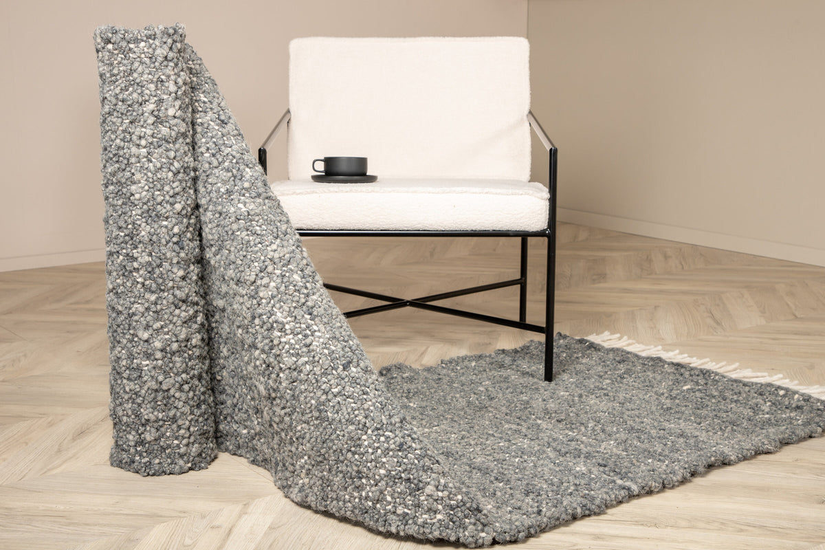 Betina Teppich in Grau präsentiert im Onlineshop von KAQTU Design AG. Teppich ist von Venture Home