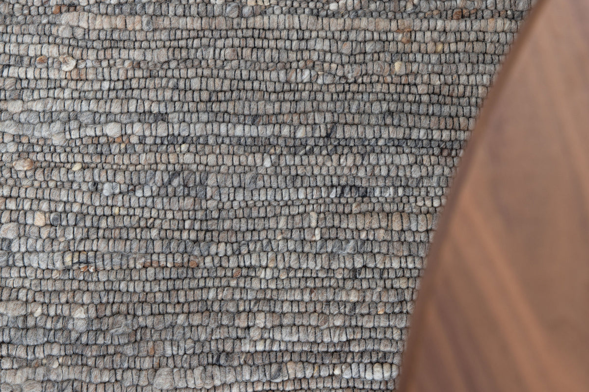 Lumpenteppich in Grau präsentiert im Onlineshop von KAQTU Design AG. Teppich ist von Venture Home