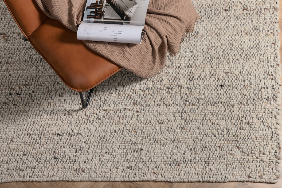 Loump Teppich in Beige/Weiss präsentiert im Onlineshop von KAQTU Design AG. Teppich ist von Venture Home