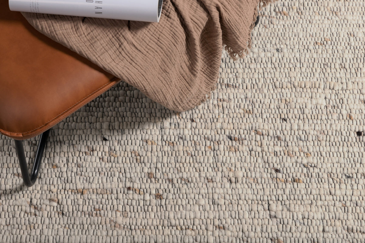 Loump Teppich in Beige/Weiss präsentiert im Onlineshop von KAQTU Design AG. Teppich ist von Venture Home
