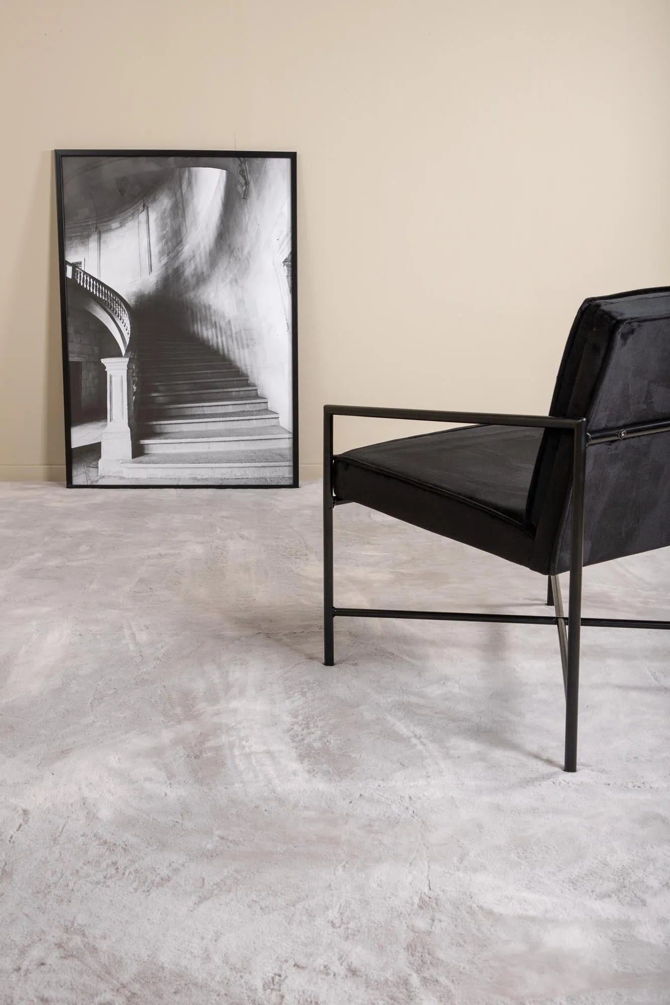 Eleganter Nina Teppich von Venture Home in zeitlosem Schwarz.