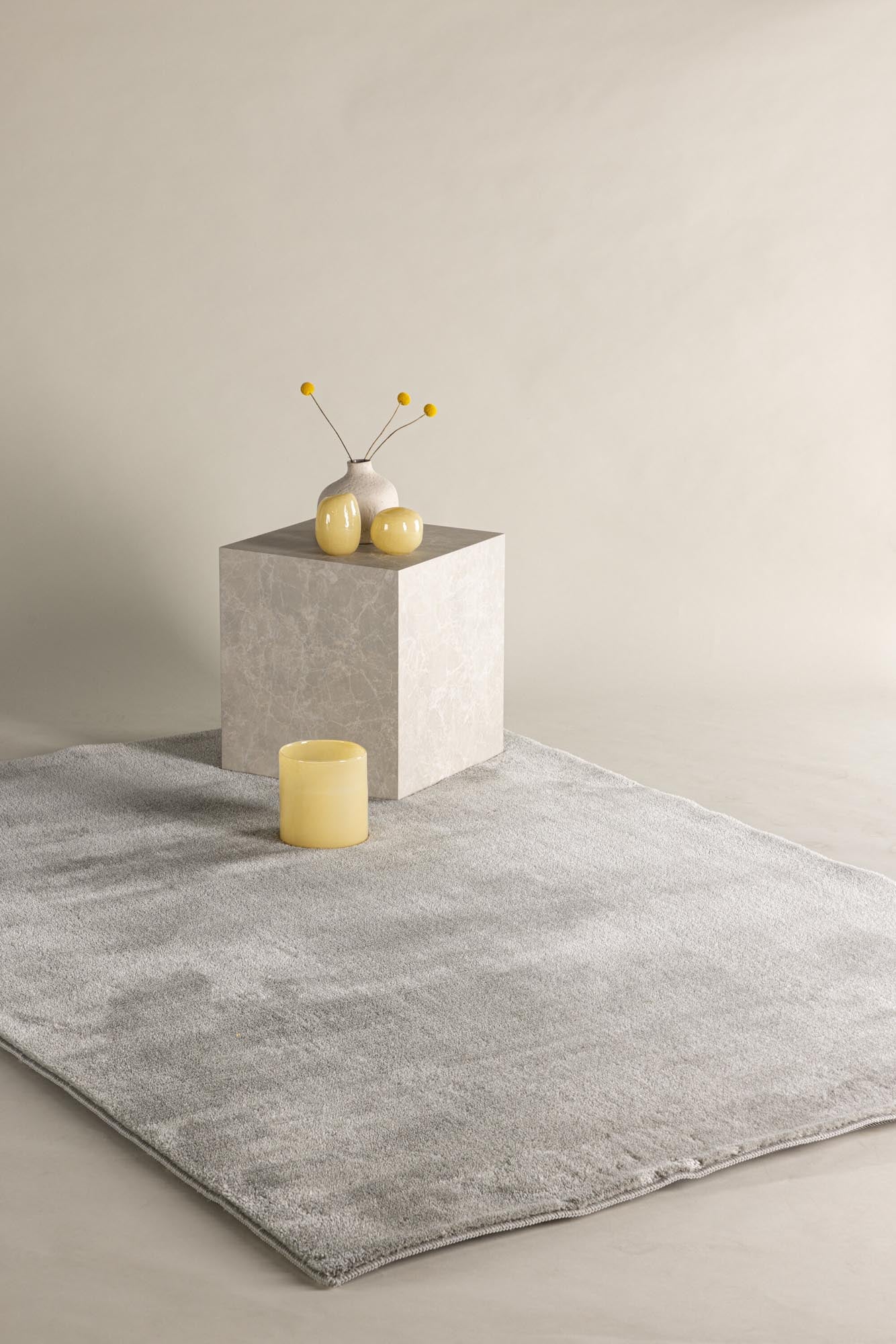 Stilvoller Blanca Teppich von Venture Home in sanften Erdtönen. Ideal für einladende Räume und pflegeleicht für den Alltag.