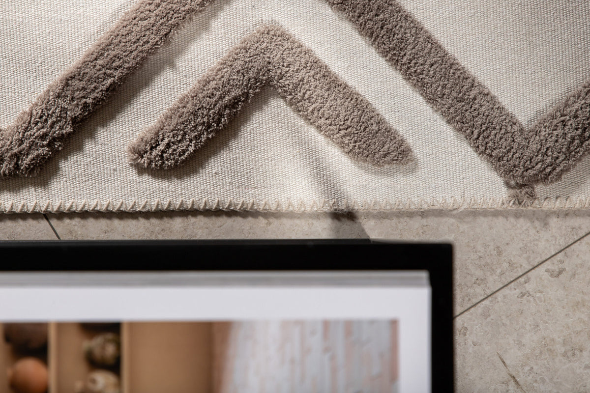 Towa Teppich in Braun präsentiert im Onlineshop von KAQTU Design AG. Teppich ist von Venture Home