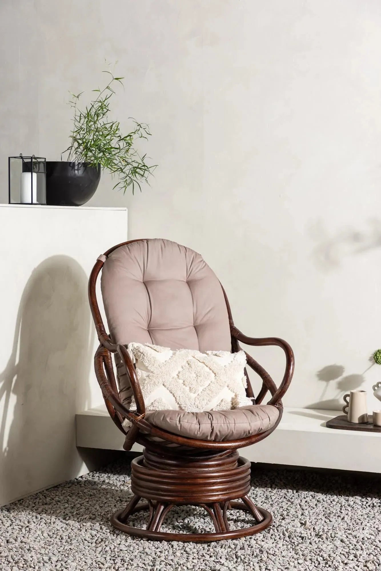 Venture Home Swing Lounge: Stilvoller Outdoor-Stuhl aus Rattan.