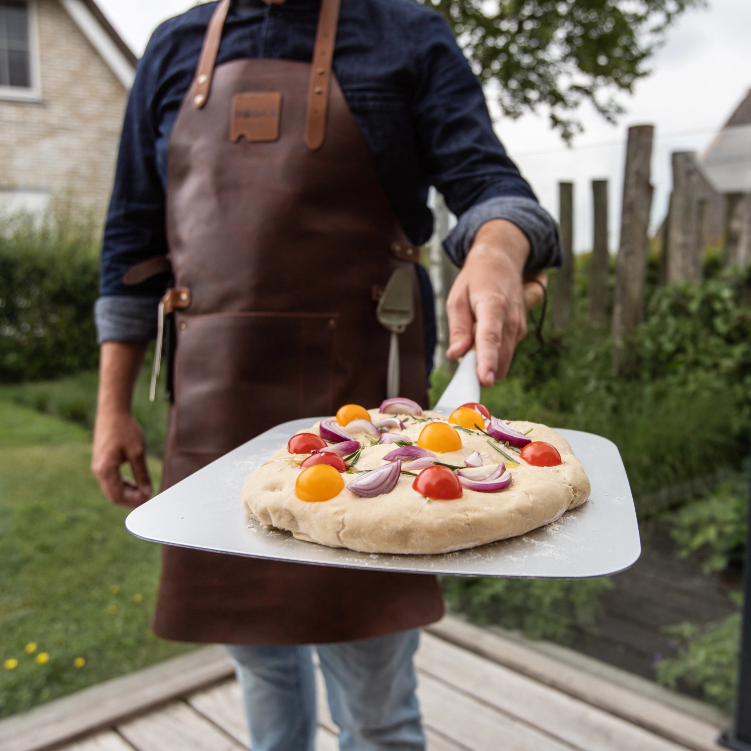 Elegante Pizzaschaufel aus Aluminium und Eichenholz von Boska: ideal zum Servieren, hitzebeständig und ergonomisch – perfekt für jeden Pizza-Liebhaber!