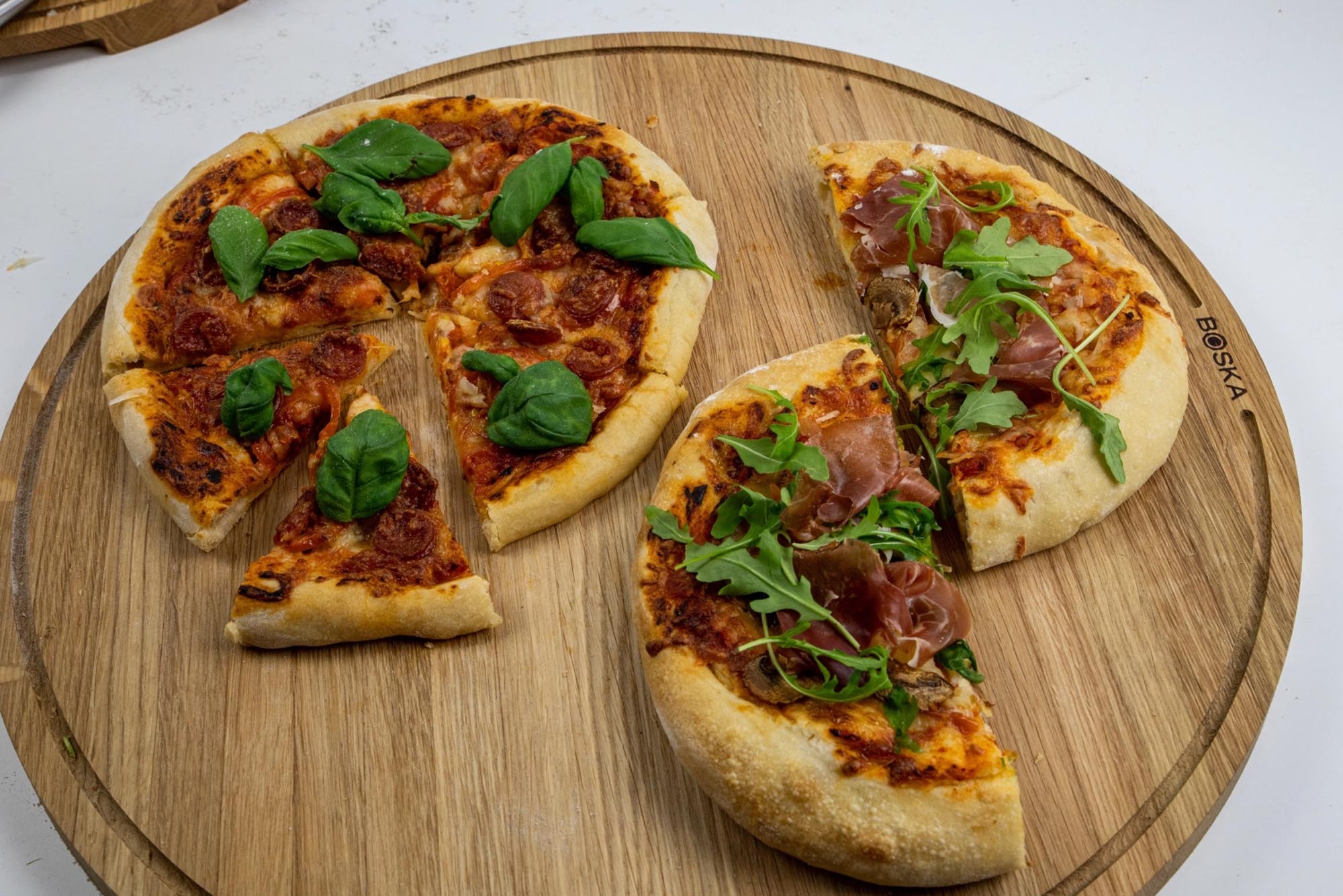 Stilvolles Eichenbrett für grosse Pizzen und mehr – ideal für Geniesser.