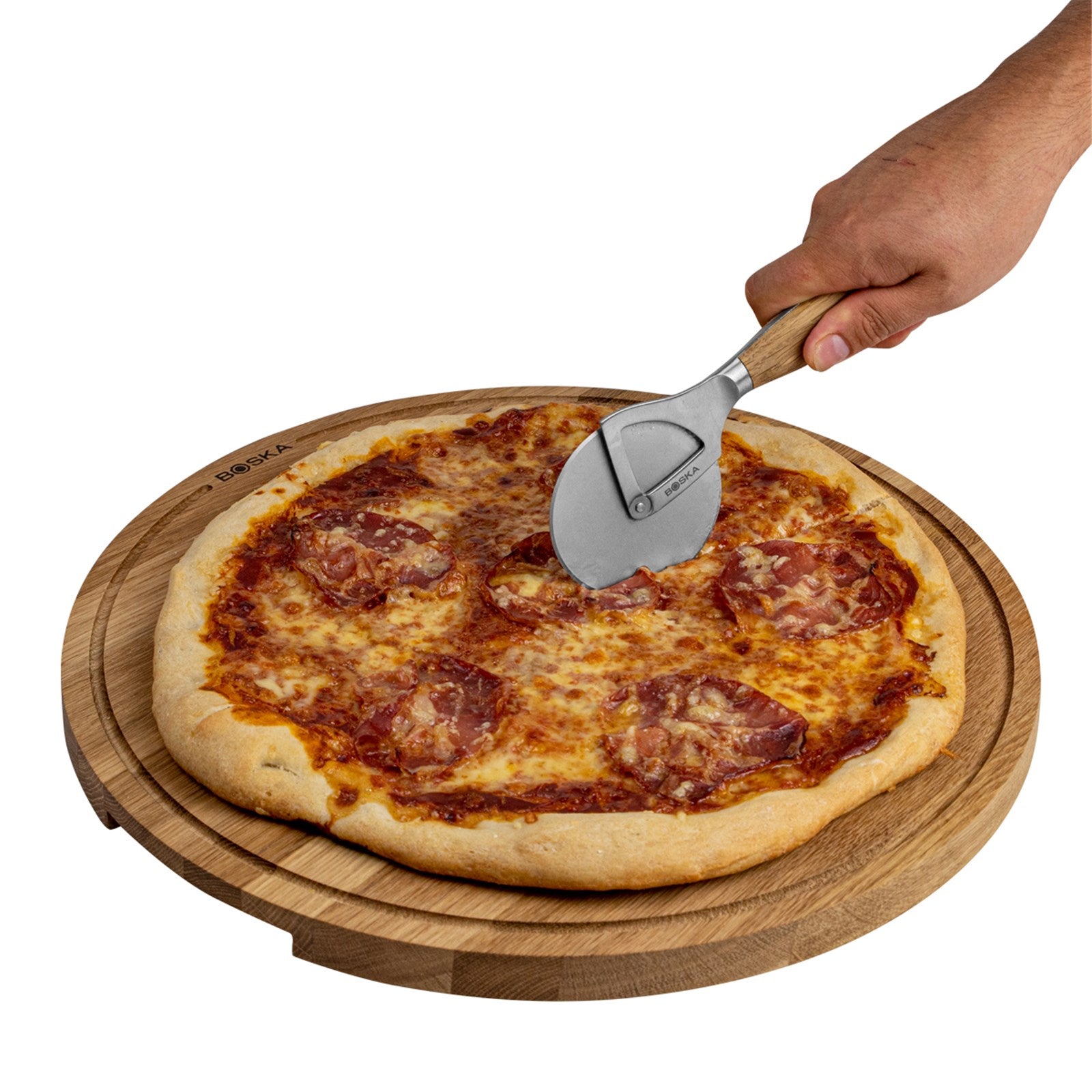 Entdecken Sie das Pizzarad Oslo+ von Boska: Hochwertiger Edelstahl, eleganter Eichenholzgriff, müheloses Schneiden für perfekte Pizzastücke!