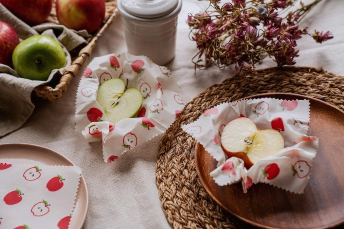 2er Set Bienenwachs Wraps  Apfel 20x20cm in Mehrfarbig präsentiert im Onlineshop von KAQTU Design AG. Küchenhelfer ist von Nuts Innovations