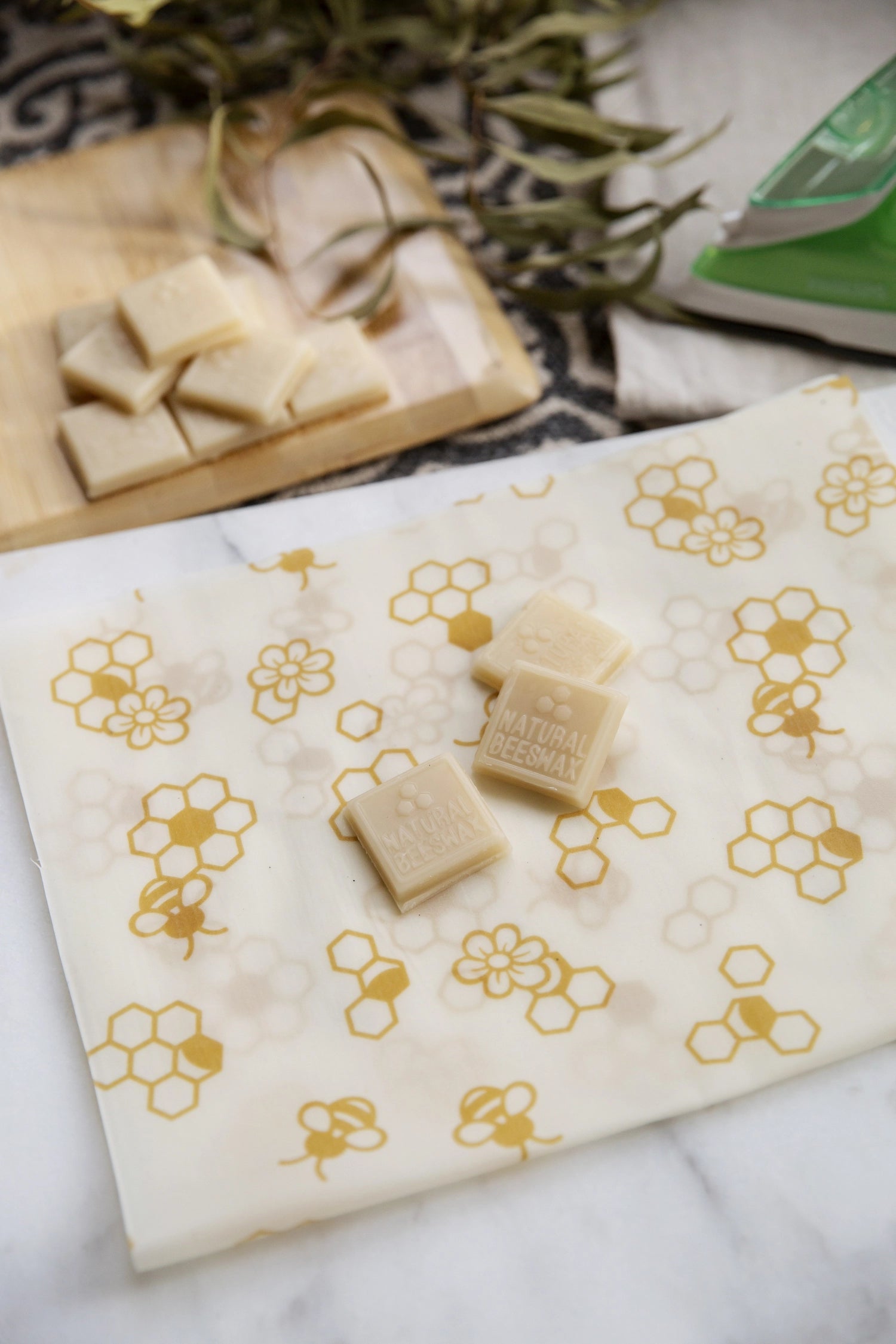 Nachhaltiges DIY-Set von Nuts Innovations: Erstelle umweltfreundliche Bienenwachstücher einfach selbst und reduziere Plastikmüll.