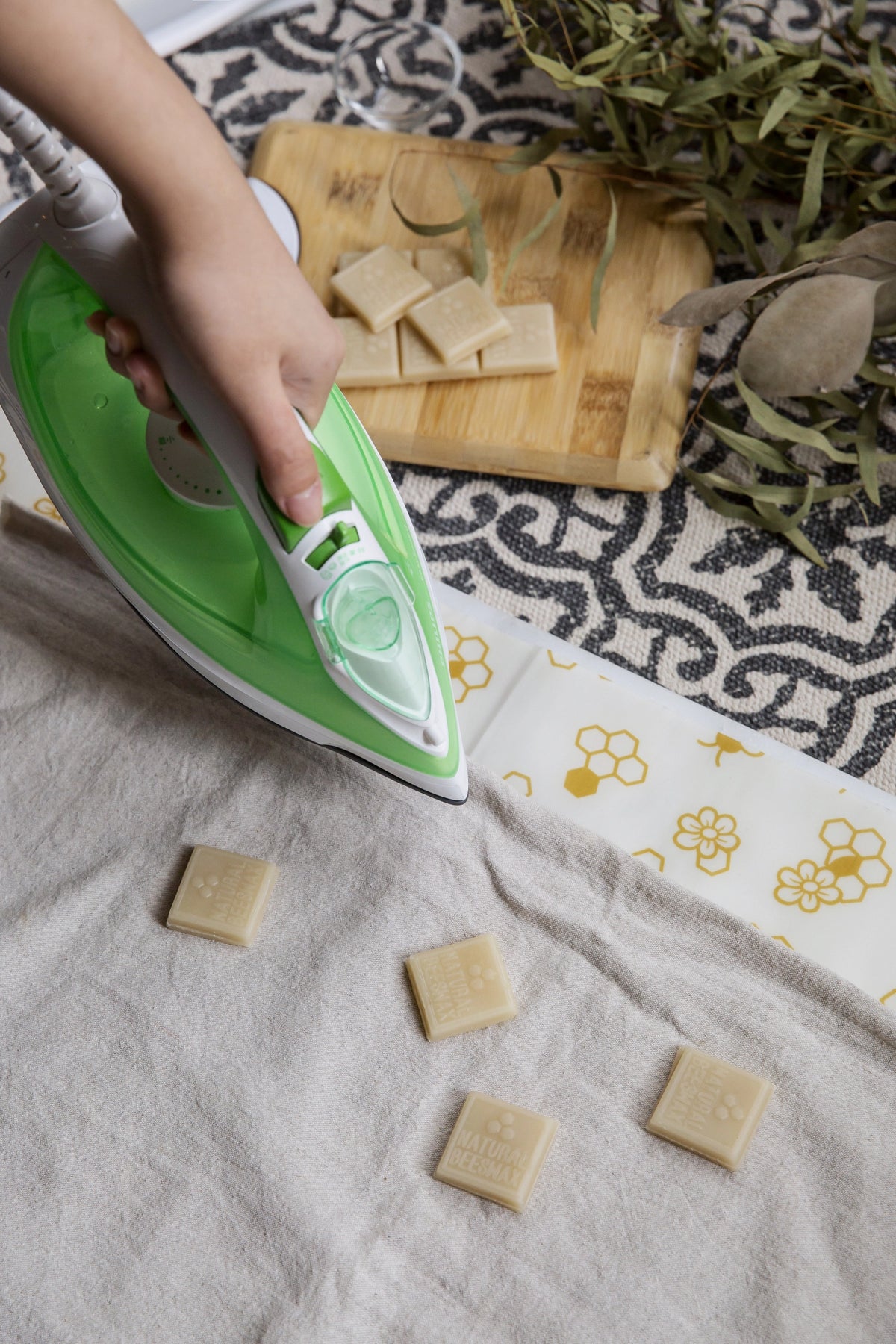 Bienenwachs - Nachwachsset (do it yourself) in Beige präsentiert im Onlineshop von KAQTU Design AG. Küchenhelfer ist von Nuts Innovations