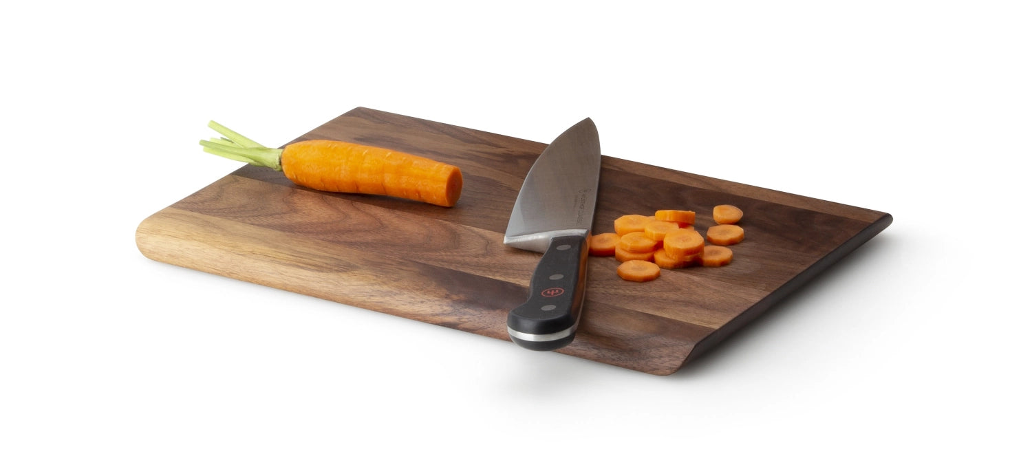 Hochwertiges Walnuss Schneidebrett von Continenta, 30x20x1.5cm, perfekt für die Zubereitung und Präsentation von Speisen. Ein Must-Have für Kochliebhaber.