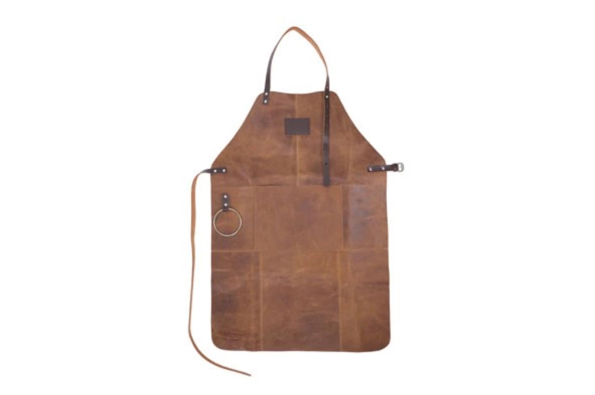 Stilvolle Lederschürze 80x54 cm von Cosy & Trendy: langlebig, hitzebeständig, mit praktischen Taschen – ideal für jeden Grillmeister.
