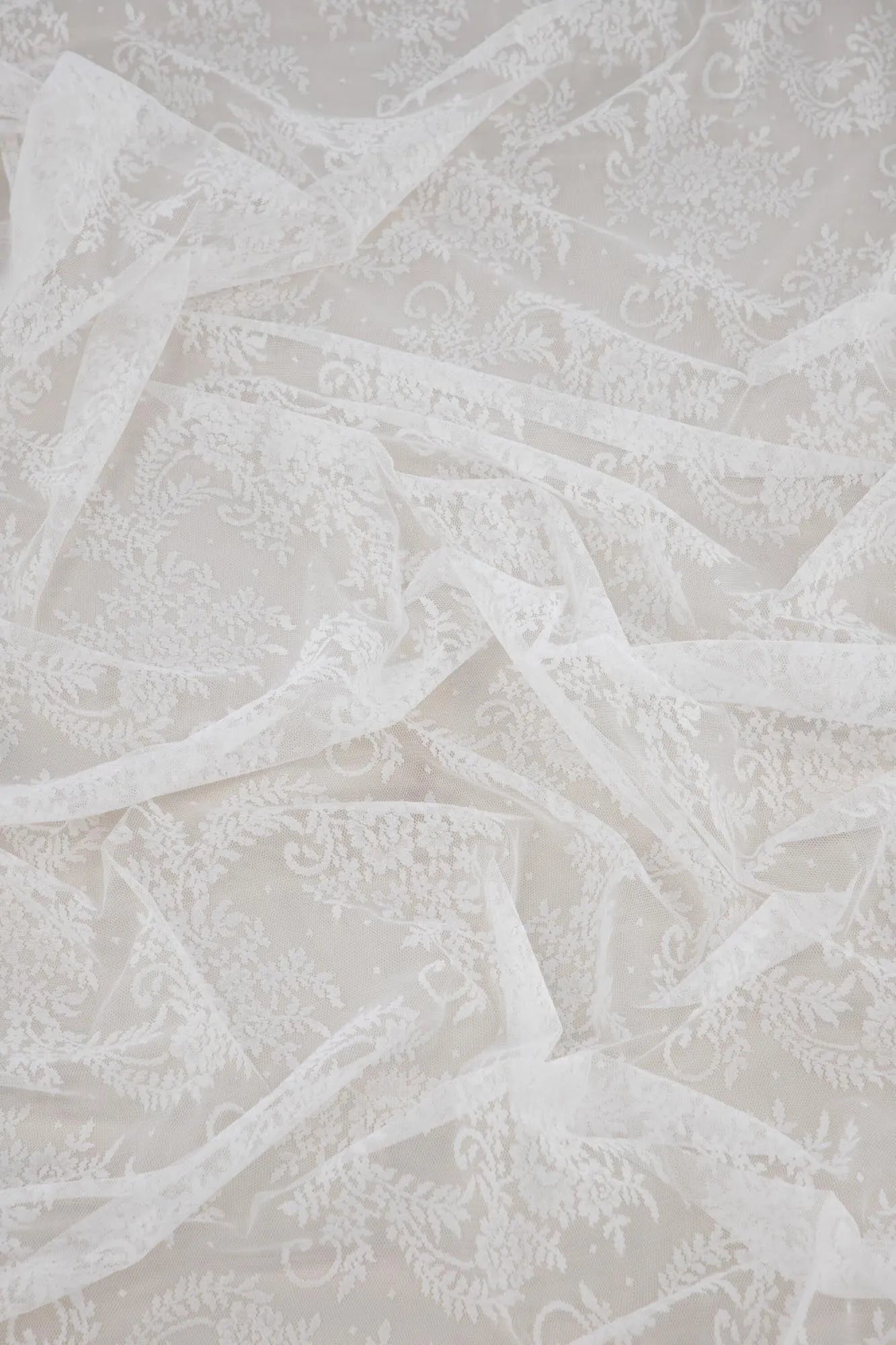 Elegante Daisy Vorhänge: Romantische Atmosphäre und praktischer Sichtschutz für Ihr Zuhause.